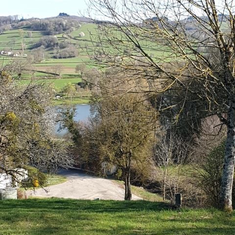 EMPLACEMENT - Forfait Confort (1 tente, caravane ou camping-car / 1 voiture / électricité)