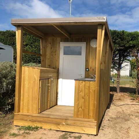 EMPLACEMENT - Emplacement premium avec sanitaire individuel et kichenette