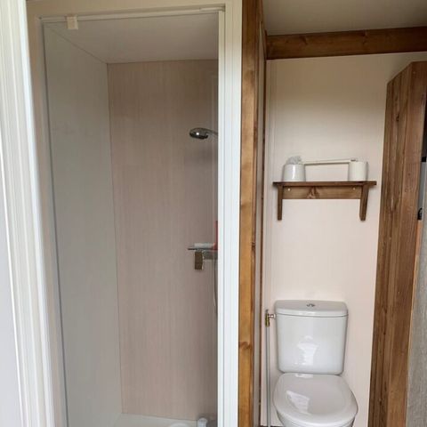Stellplatz - Premium-Stellplatz mit eigener Sanitäranlage und Kichenette
