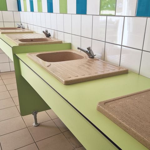 STAANPLAATS - 2-persoons arrangement: 1 caravan of 1 tent of 1 camper + 1 voertuig + elektriciteit voor maximaal 6 personen