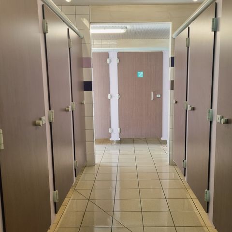 PARCELA - Paquete para 2 personas: 1 caravana o 1 tienda o 1 autocaravana + 1 vehículo + electricidad para hasta 6 personas