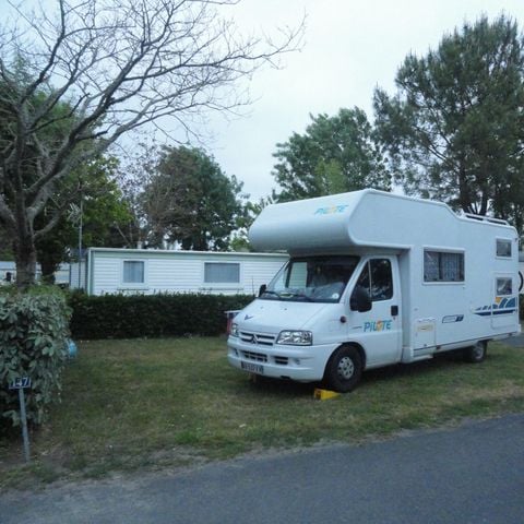 EMPLACEMENT - Forfait Emplacement + 1 voiture + électricité 10A