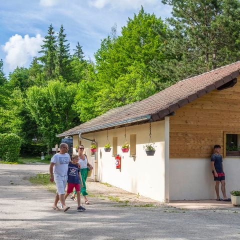 EMPLACEMENT - Forfait 2 ROUES (1 personne + 1 tente + 1 vélo ou moto)