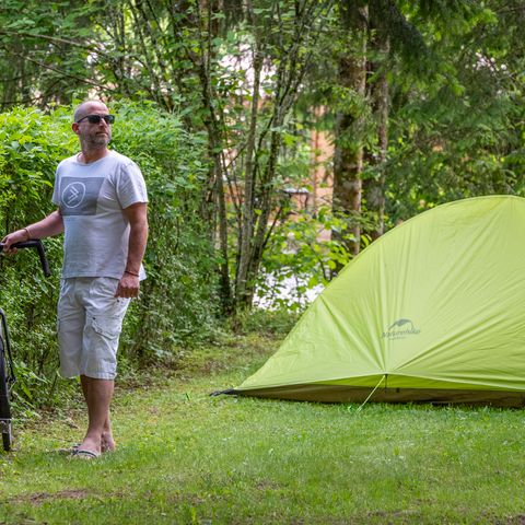 STAANPLAATS - 2 WIEL pakket (1 persoon + 1 tent + 1 fiets of motor)