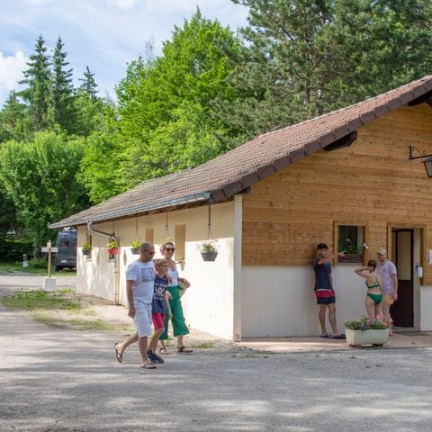 Stellplatz - FAMILIEN-Pauschale (2 Erwachsene + 2 Kinder (-12 Jahre) + Wohnwagen/Zelt/Wohnmobil + Auto)