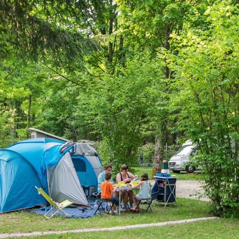 PARCELA - Paquete FAMILIA (2 adultos + 2 niños (-12 años) + caravana/tienda/caravana + coche)