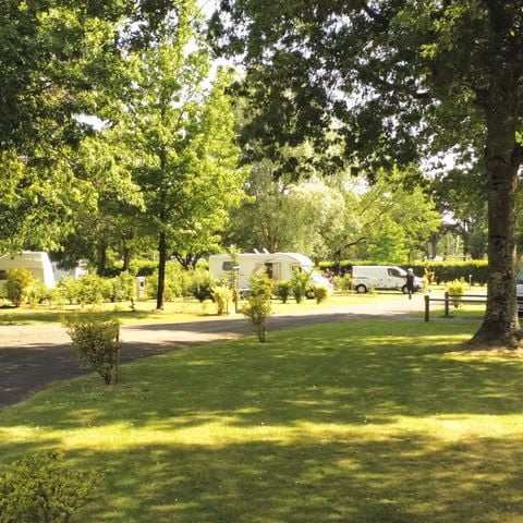 EMPLACEMENT - Forfait Nature (1 tente, caravane ou camping-car / 1 voiture)