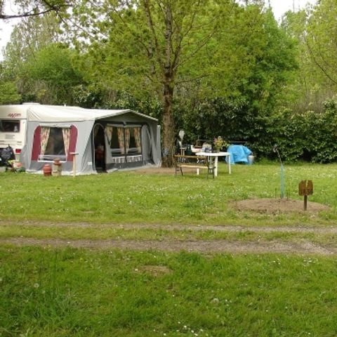 Kampeerplaats - Natuurpakket (1 tent, caravan of camper / 1 auto)