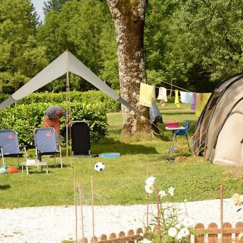 Kampeerplaats - Comfortpakket (1 tent, caravan of camper / 1 auto / 10A elektriciteit)
