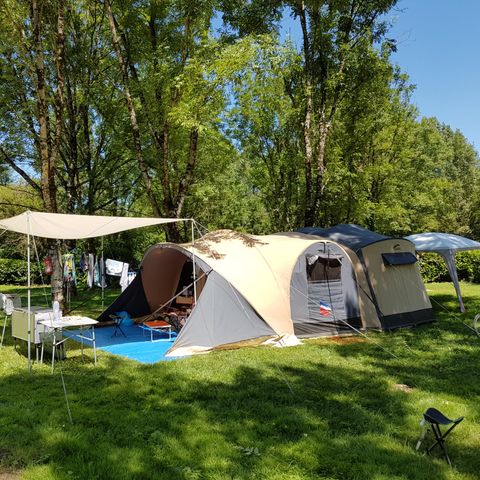 Stellplatz - Forfait Confort (1 Zelt, Wohnwagen oder Wohnmobil / 1 Auto / Strom 10A)