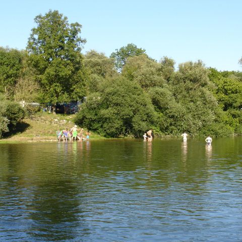 Pitch - Privilege package (1 tent, caravan or camper / 1 car / 10A electricity) - riverside