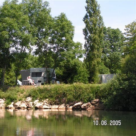 PIAZZOLA - Pacchetto Privilege (1 tenda, roulotte o camper / 1 auto / elettricità 10A) - riva del fiume