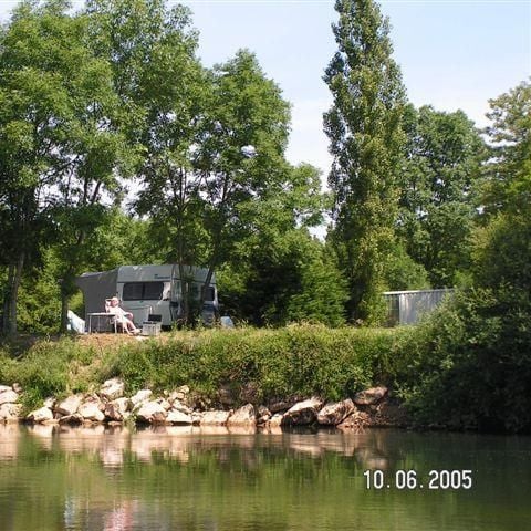 Pitch - Privilege package (1 tent, caravan or camper / 1 car / 10A electricity) - riverside