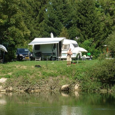 EMPLACEMENT - Forfait Privilège (1 tente, caravane ou camping-car / 1 voiture / électricité 10A) - bord de rivière
