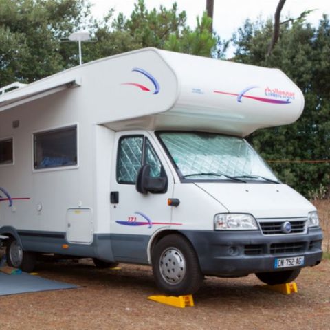 PLOT - EMP + VEHICLE(S) (V, CC, CARAVAN)