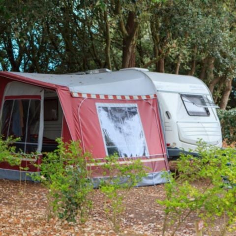 STAANPLAATS - EMP + VOERTUIG(EN) (V, CC, CARAVAN)