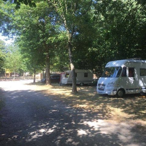 Kampeerplaats - Standplaats (tent of caravan of camper of bestelwagen + 1 voertuig + 2 personen)