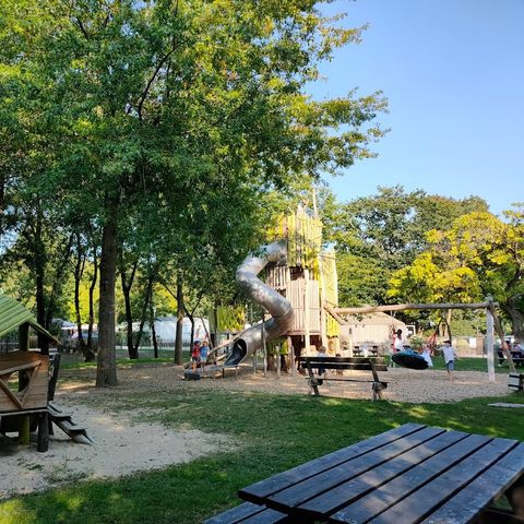 Stellplatz - Stellplatz (Zelt oder Wohnwagen oder Wohnmobil oder eingerichteter Van + 1 Fahrzeug + 2 Personen)