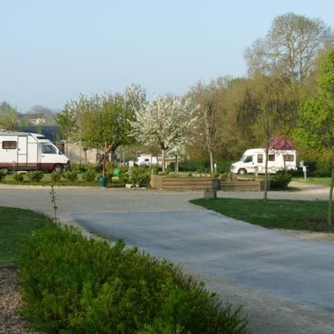 Kampeerplaats - 16A stroompakket (1 tent, caravan of camper / 1 auto) 2 pers.