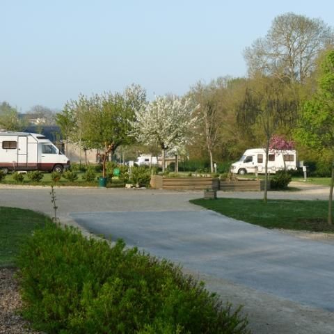 STAANPLAATS - 16A stroompakket (1 tent, caravan of camper / 1 auto) 2 pers.