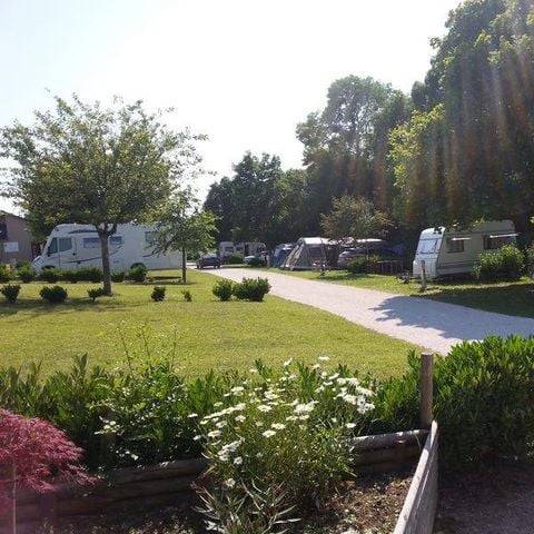 Kampeerplaats - 16A stroompakket (1 tent, caravan of camper / 1 auto) 2 pers.