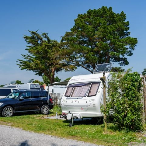 STAANPLAATS - Camping Key pakket: 1 auto + 1 tent of 1 caravan of 1 camper + Elektriciteit