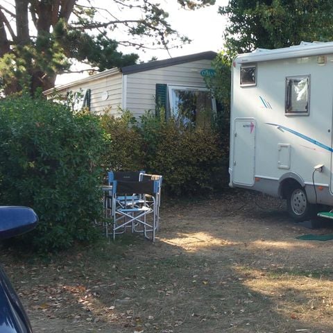 STAANPLAATS - Comfort pakket met elektriciteit: 1 auto + 1 tent of 1 caravan of 1 camper