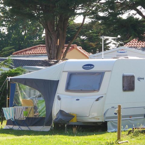 Kampeerplaats - Comfort pakket met elektriciteit: 1 auto + 1 tent of 1 caravan of 1 camper