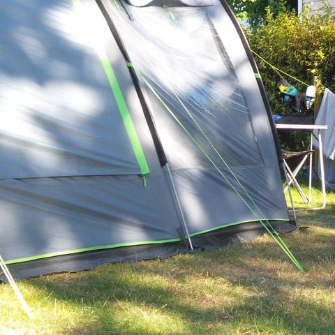 Kampeerplaats - Comfort pakket met elektriciteit: 1 auto + 1 tent of 1 caravan of 1 camper