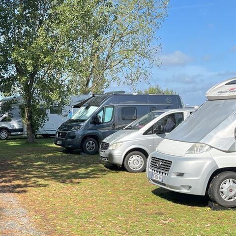 STAANPLAATS - Kale kampeerplaats - Tent & Caravan - zonder elektriciteit - Geen elektriciteit.