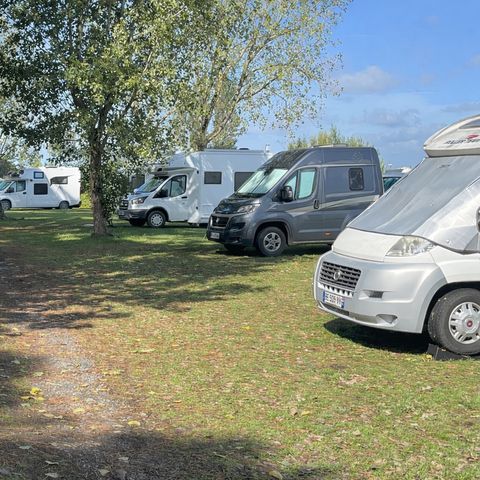 Kampeerplaats - Kale kampeerplaats - Tent & Caravan - zonder elektriciteit - Geen elektriciteit.