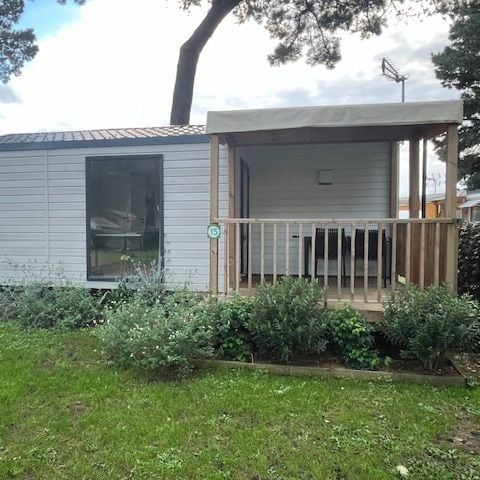 BUNGALOW 4 personnes - Mobil home Confort - 25m² - 2 chambres - terrasse couverte côté