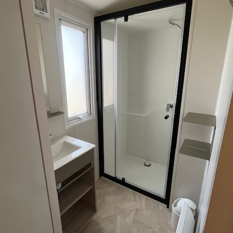 BUNGALOW 6 personnes - Mobil home Confort plus - 27m² - 2 chambres + convertible - terrasse couverte