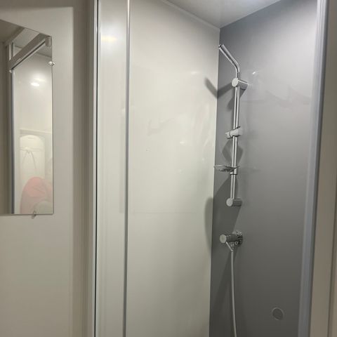 EMPLACEMENT - Emplacement Premium avec sanitaires et kitchennette privé
