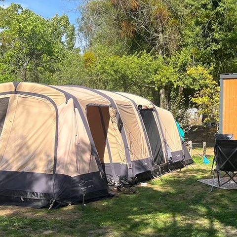 Stellplatz - Premium-Stellplatz mit eigenen Sanitäranlagen und Kitchenette