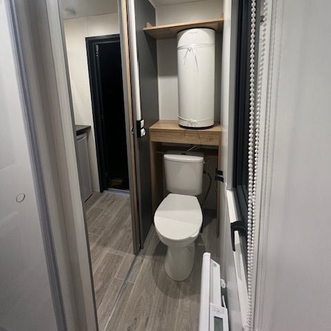 Stellplatz - Premium-Stellplatz mit eigenen Sanitäranlagen und Kitchenette