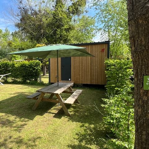 EMPLACEMENT - Emplacement Premium avec sanitaires et kitchennette privé