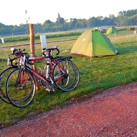 STAANPLAATS - Comfortpakket (1 tent, caravan of camper / 1 auto / elektriciteit)