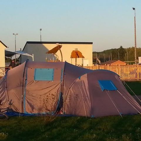 STAANPLAATS - Comfortpakket (1 tent, caravan of camper / 1 auto / elektriciteit)