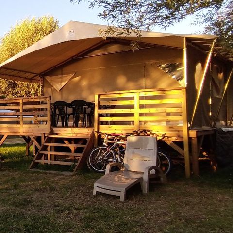 CANVAS AND WOOD TENT 4 people - TENTE CANADA - without sanitary facilities 20 m² (20 sq. ft.)