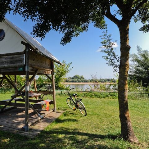 Tente en toile et en bois 2 personnes - Bivouac Sur pilotis prête à dormir 1 chambre sans sanitaires