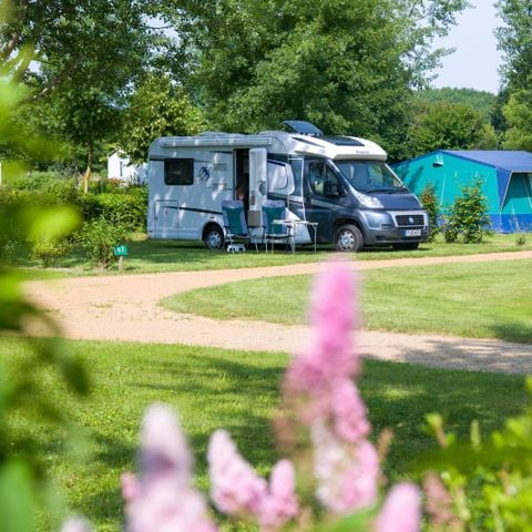 STAANPLAATS - Grand Confort : Elektriciteit 16A, Afvoer en waterpunt