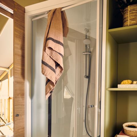 Safarizelt 5 Personen - Wood Lodge Standard 25 m2 (2 Zimmer-5 pers ) + überdachte Terrasse (mit Sanitäranlagen)