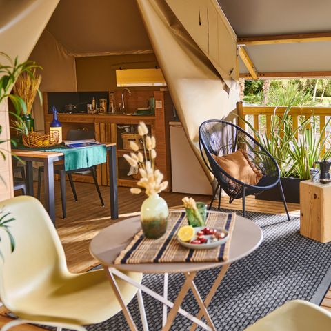 Tente en toile et en bois 5 personnes - Wood Lodge Standard 25 m2 (2 chambres-5 pers ) + terrasse couverte (Avec sanitaires)