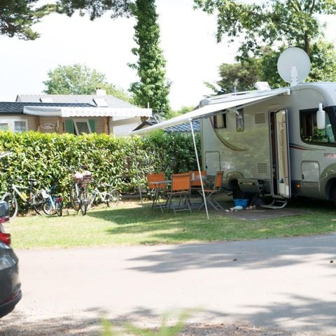 EMPLACEMENT - Camping Car 35 M² Electricité inclus