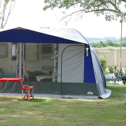 EMPLACEMENT - pour Caravane ou tente de 80M² inclus 2 personne, l'électricité et un véhicule