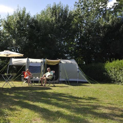 Kampeerplaats - Comfortpakket (1 tent, caravan of camper / 1 auto / 10A elektriciteit).