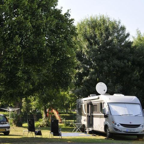 STAANPLAATS - Comfortpakket (1 tent, caravan of camper / 1 auto / 10A elektriciteit).