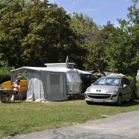 EMPLACEMENT - Forfait Confort (1 tente, caravane ou camping-car / 1 voiture / électricité 10A).