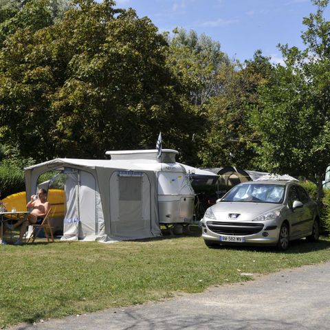 STAANPLAATS - Comfortpakket (1 tent, caravan of camper / 1 auto / 10A elektriciteit).